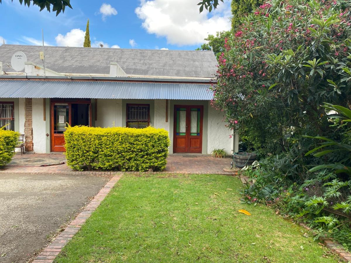 Leo Guest House Robertson Exterior photo